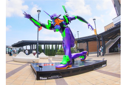 「エヴァンゲリオン」初号機、御殿場プレミアム・アウトレットに出現！ コラボイベント開催中 画像