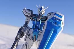 ガンダム×雪は超映える！ 北海道在住女子モデラ―おすすめの“スケール感がバグる”「ガンプラ」雪中撮影 画像