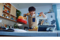 津田健次郎が料理＆小野賢章が歯磨きしながら“ガンダムバトル”!?「ガンダム U.C. ENGAGE」最新CMが公開 画像