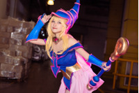 「遊☆戯☆王」カードが東南アジアで大盛況！フィリピン美女コスプレイヤーの「黒・魔・導・爆・裂・破」受けてみる？【AFA SG 2022】 画像