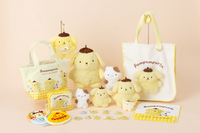 歴代のポムポムプリンが集結♪ “あの頃”のぬいぐるみを再現したレトロなグッズなど全16アイテム発売！ フォトスポットも展開 画像