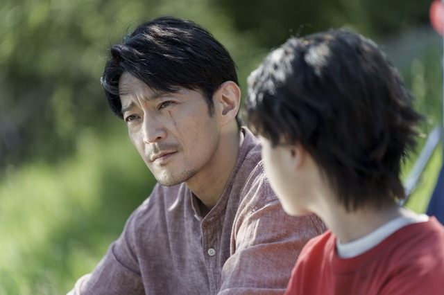 映画『赤羽骨子のボディガード』威吹丈夫（津田健次郎）（C）丹月正光/講談社 （C）2024 映画「赤羽骨子のボディガード」製作委員会