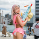 【コスプレ】『NIKKE』水着ネオンの健康的な小麦色の肌が眩しい！人気レイヤー・音琴ひつじ【写真9枚】 画像