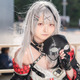 【コスプレ】チャームポイントの胸元と破れタイツもバッチリ再現「ホロライブEXPO」に出現した沙花叉が別次元の可愛さ！人気レイヤー・すずら【写真11枚】 画像